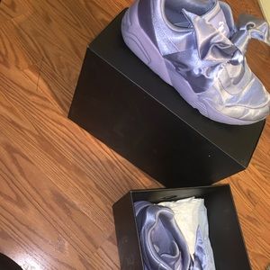 Rihanna fentu sneakers . Color : purple